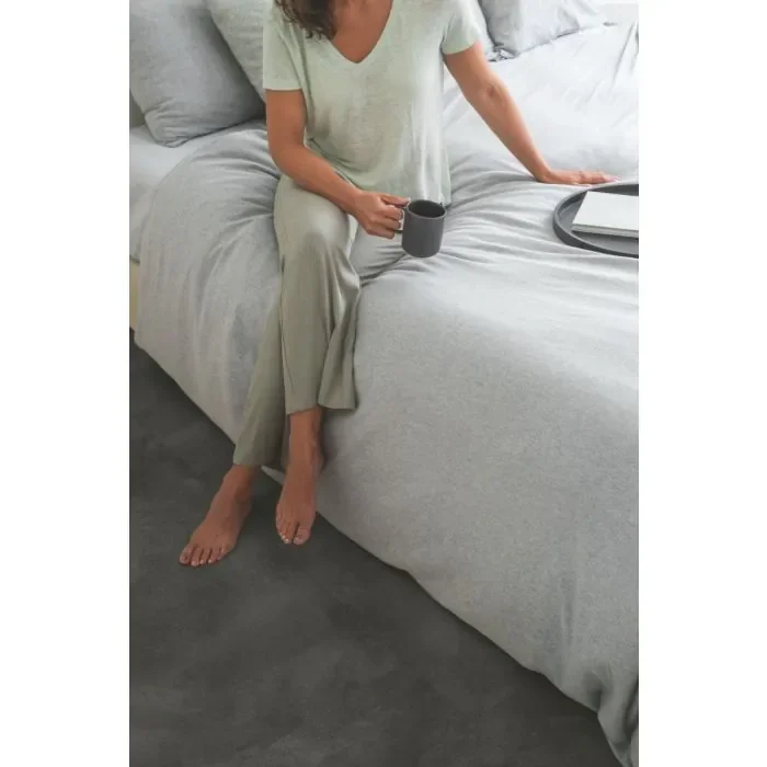 Op = Op QuickStep Alpha PVC Illume Zacht Grafiet 5+1mm AVMTU40326 Rigid Click PVC Tegel