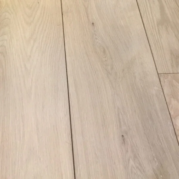 Tijdelijk Beschikbaar C2 – Massief eiken parket, gestopt, geschuurd