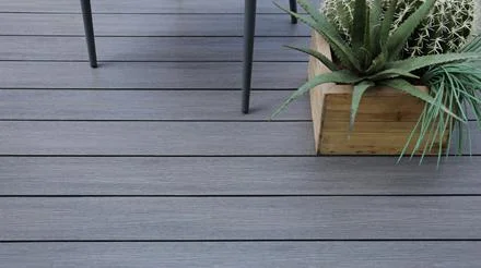 WPC Terrassendiele Silver Gray 25x140mm 5,00m, Hohlkammerdiele mit 360° Rundumschutz Direct Beschikbaar